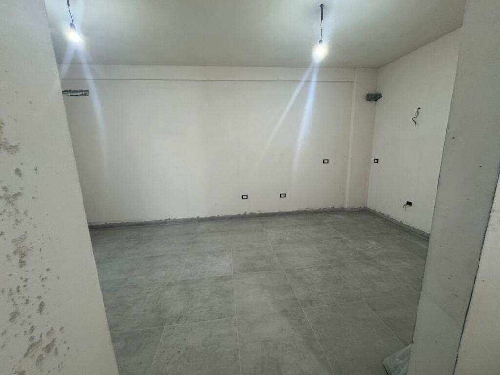 apartament me post parkimi per qira tek Liqeni i Thate