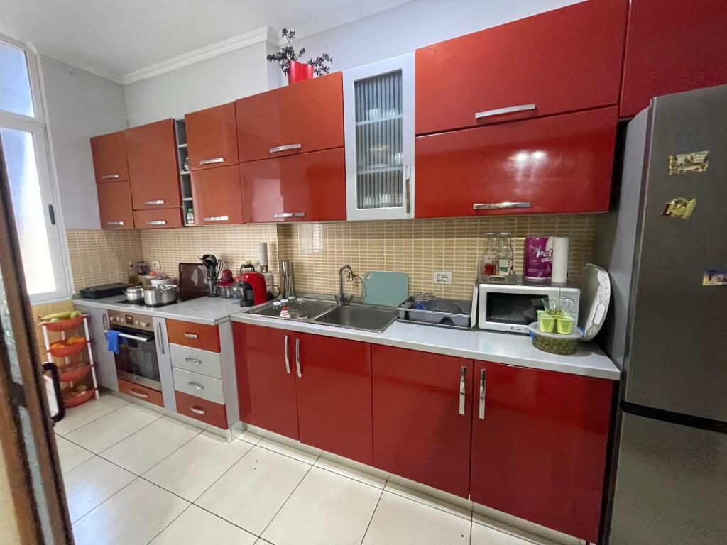 SHITET APARTAMENT 2+1 TEK ISH TREGU ELEKTRIK