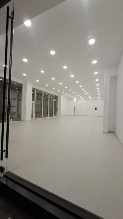 🏢 Showroom for rent near Hilton Garden Inn!