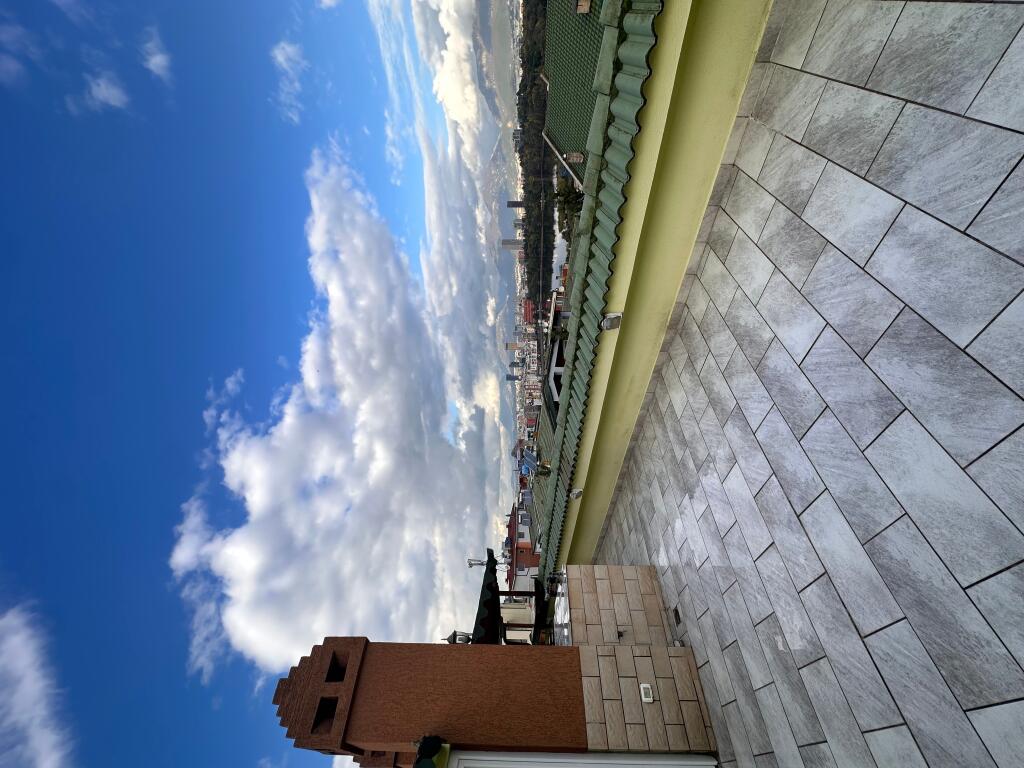 Penthouse for sale, at the dry lake with two parking spaces included!!!