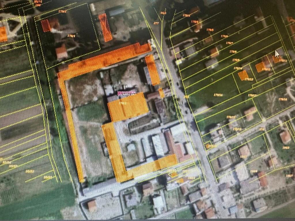 CAPANNONE IN VENDITA 📍 Indirizzo: Vicino al Complesso Gjoka, Sallmone Shijak📍 • Superficie: 548 m² terreno 306 metri quadrati costruzione