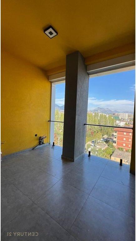 Shesim Apartament 2+1, me 2 tualete dhe post parkimi – pranë Bulevardit të Ri