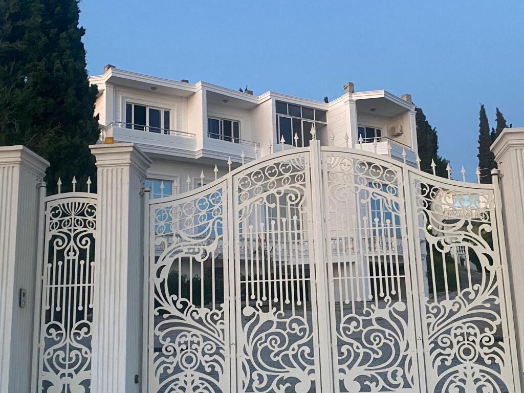 COMMERCIAL BUILDING FOR RENT IN GOLEM