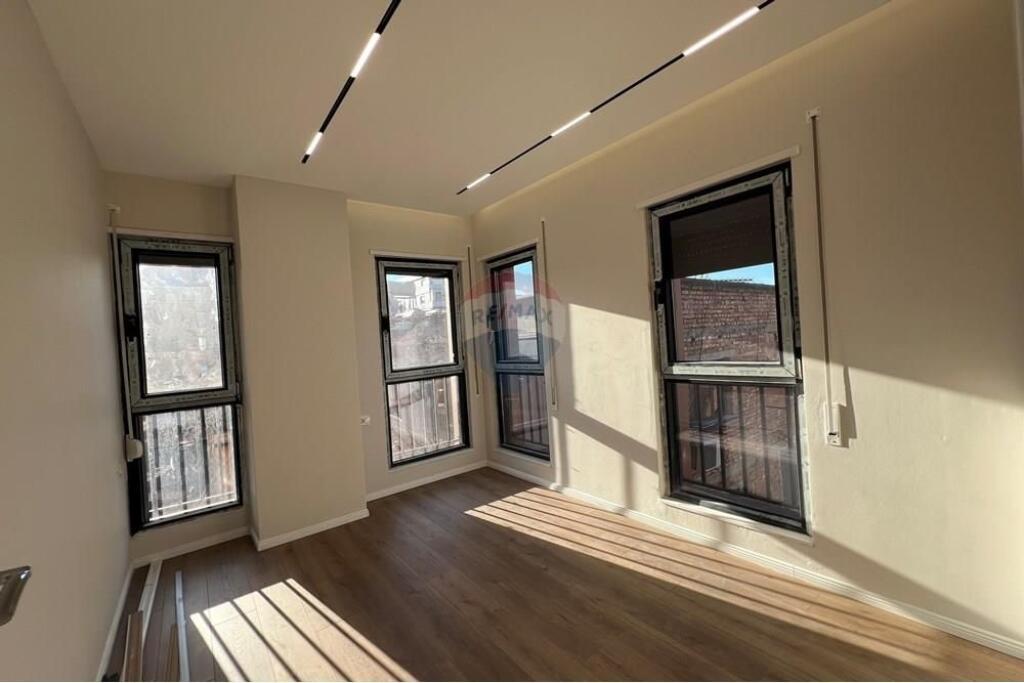 2+1 APARTMENT FOR SALE NEAR THE RED SCHOOL!