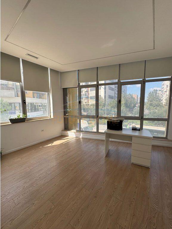 Rent, Business Premises, at Rotondo Astiri, Tirana 4,000 €,UNA57592