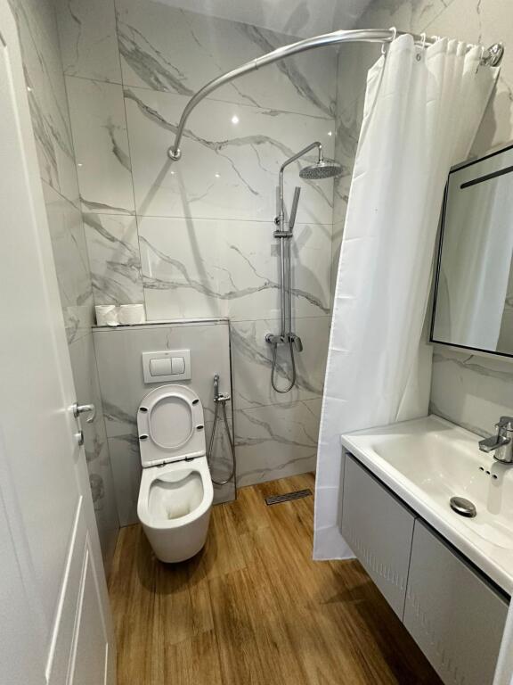 SHITET SUPER APARTAMENT  • 2+1+2 me 2 ballkone 📍 Adresa: Ish Urt Durres