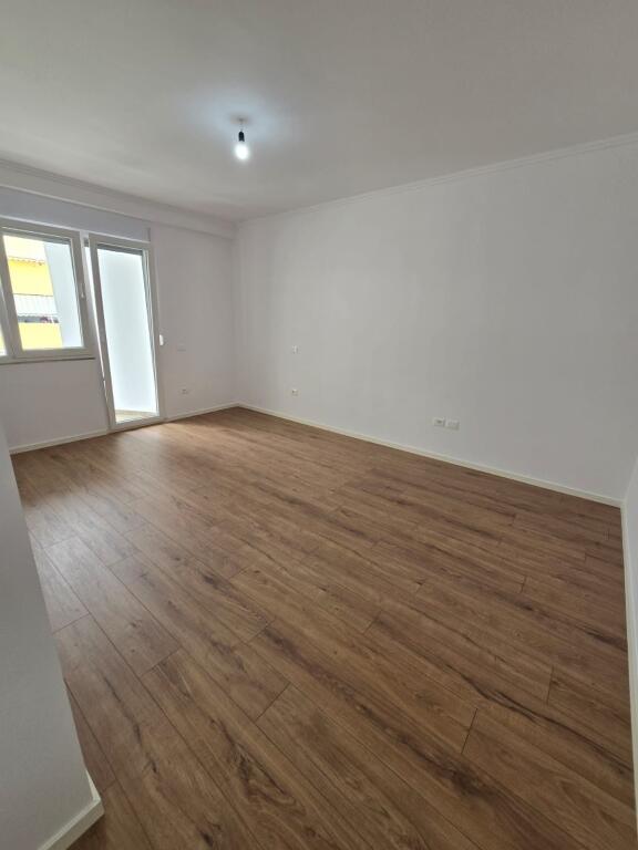 Apartament 2+1 tek Condor Center Rruga Kavajes!