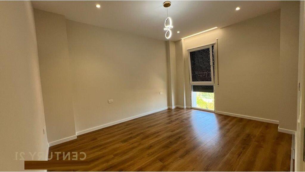 Shesim Apartament 2+1, me 2 tualete dhe post parkimi – pranë Bulevardit të Ri