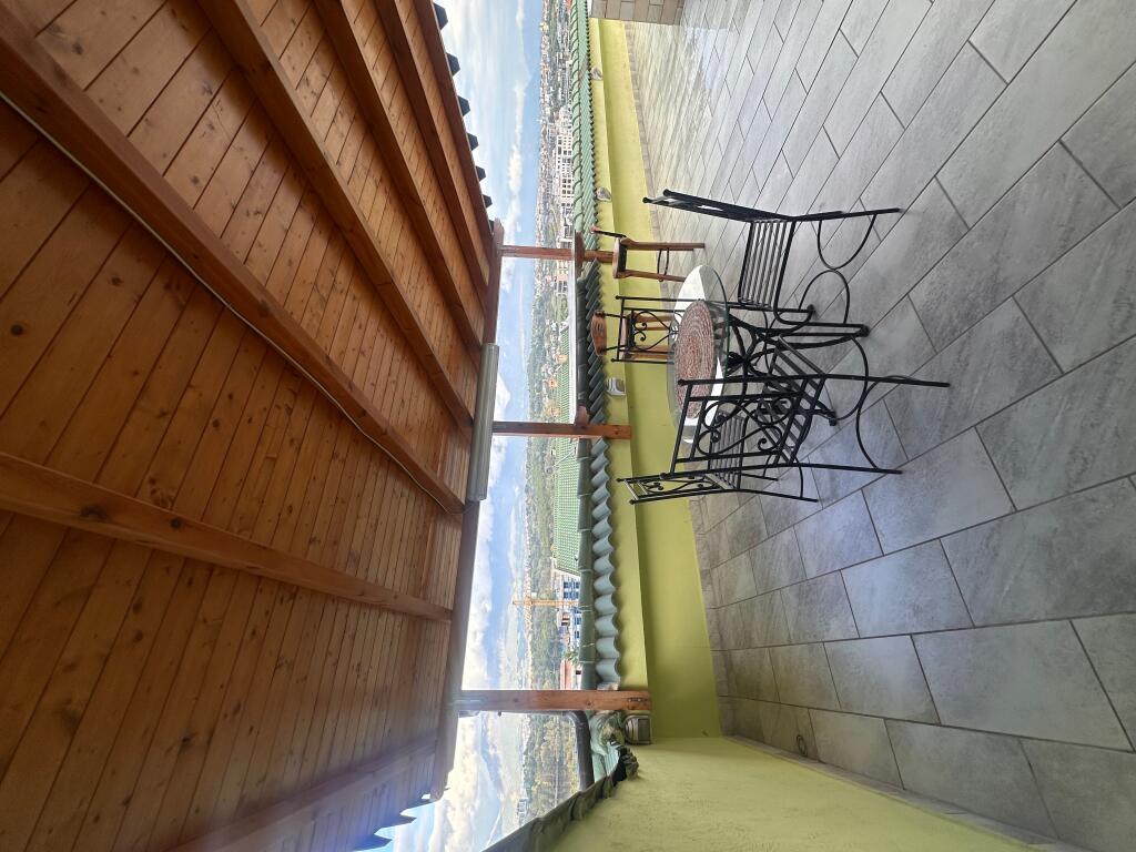 Penthouse for sale, at the dry lake with two parking spaces included!!!