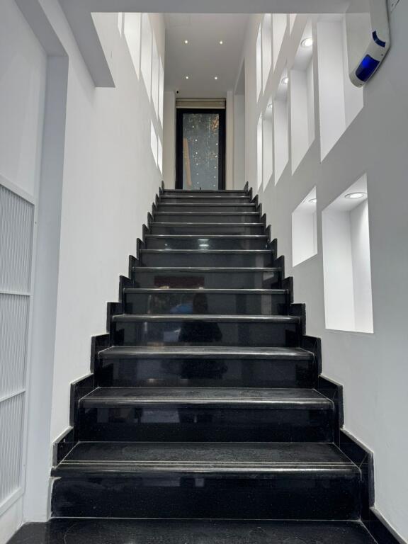 Jepet me qira rrethrrotullimi Zogut te dyqan 2 Kate buze rruge