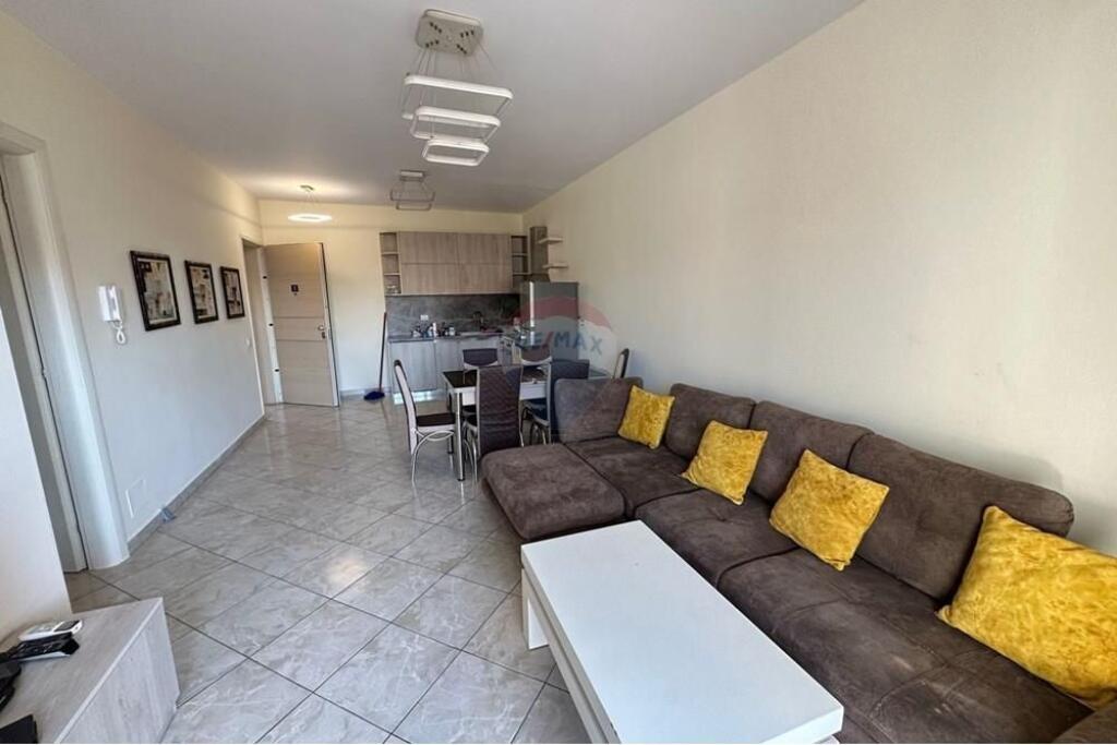 Apartmanet 2+1 me qira te stacioni trenit !