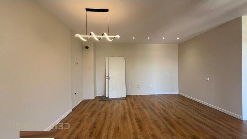 Shesim Apartament 2+1, me 2 tualete dhe post parkimi – pranë Bulevardit të Ri