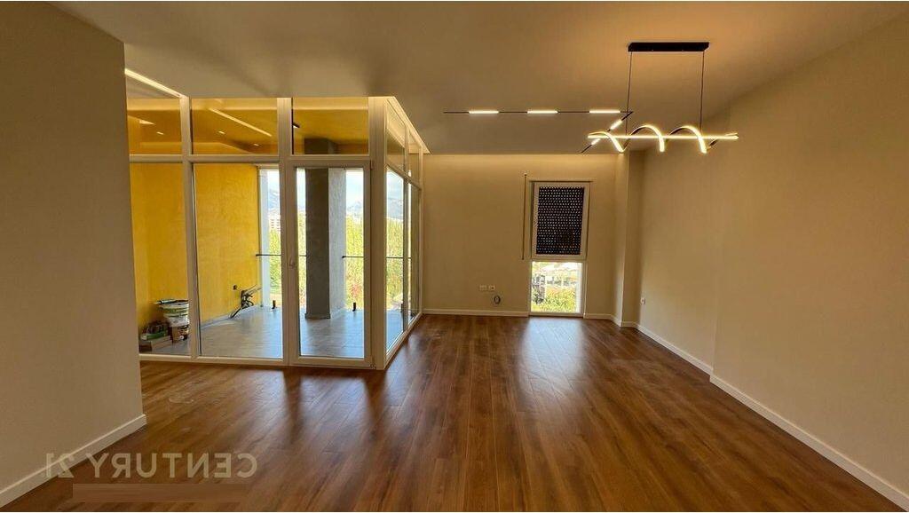 Shesim Apartament 2+1, me 2 tualete dhe post parkimi – pranë Bulevardit të Ri