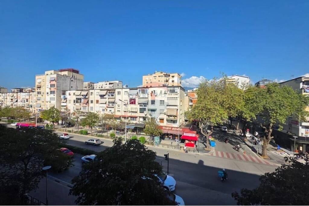 APARTAMENT 2+1+KUZHINE E VECUAR PER QIRA! 21DHJETORI !
