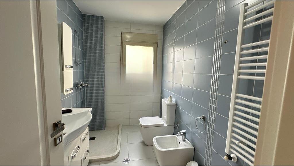 Appartamento 2+1 in Affitto a Pazari i Ri – 140 m², Completamente Arredato