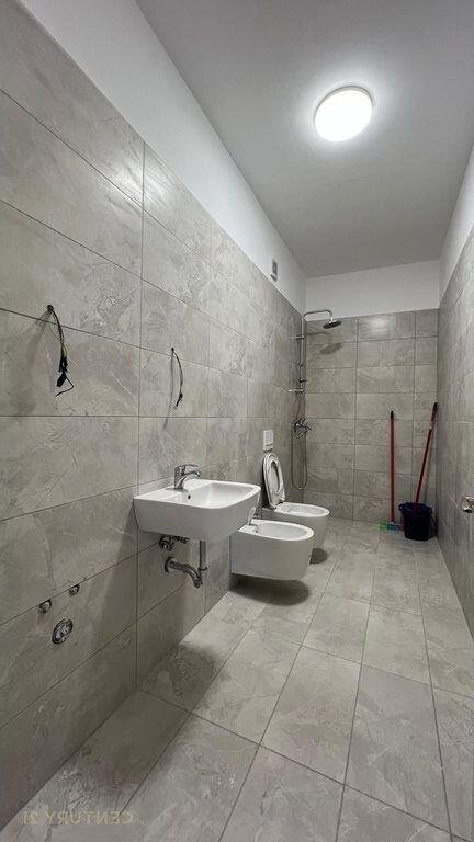 Shesim Apartament 2+1, me 2 tualete dhe post parkimi – pranë Bulevardit të Ri