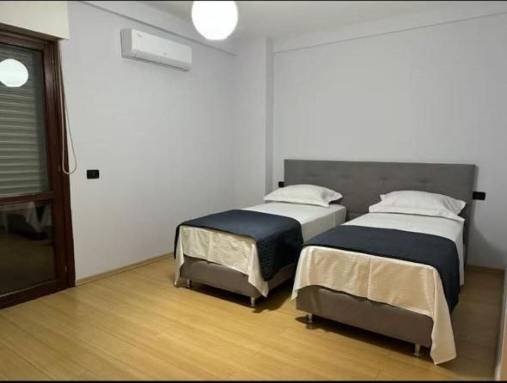 2+1, well furnished, at the park near the Paris commune, price 800 euros