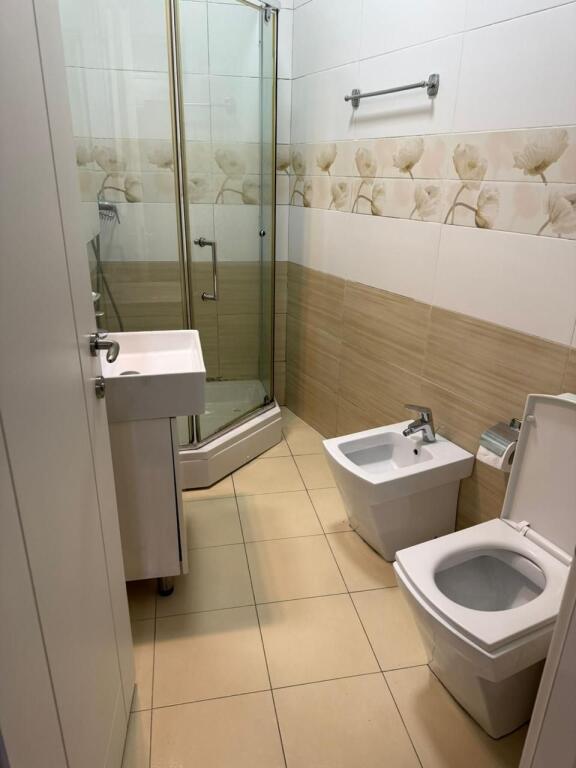 🟦 Jepet me qira apartament 1+1 – Liqeni i Thatë