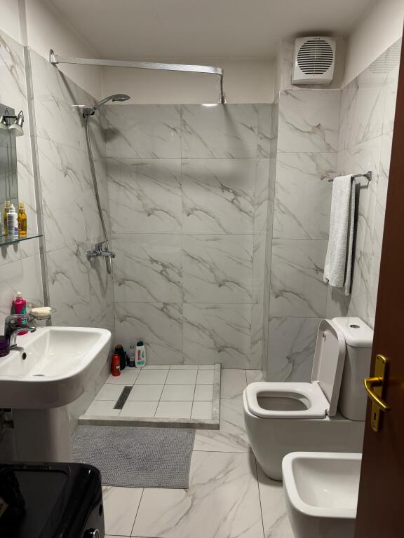 shitet 2+1 kristal center komua e parisit