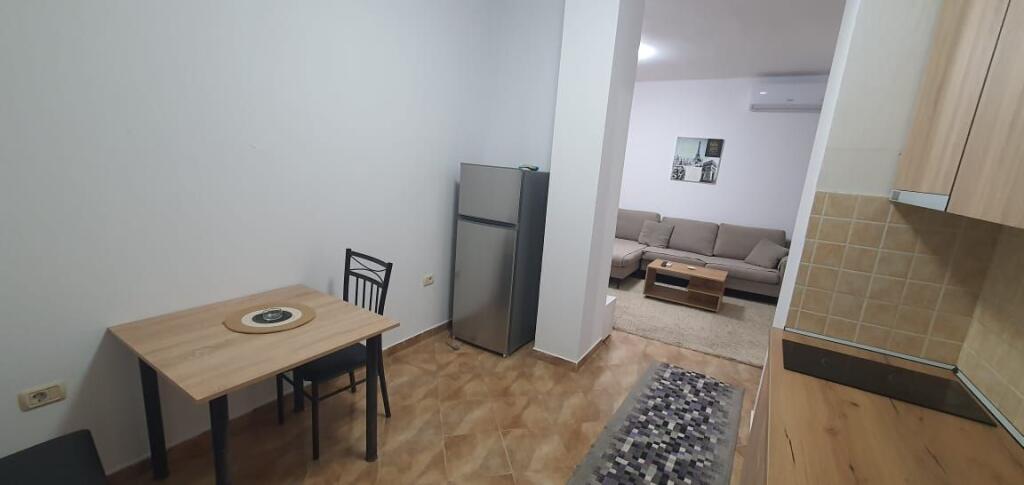 📌Jepet me qira apartament 1+1+verande 📍 tek Komuna e Parisit!