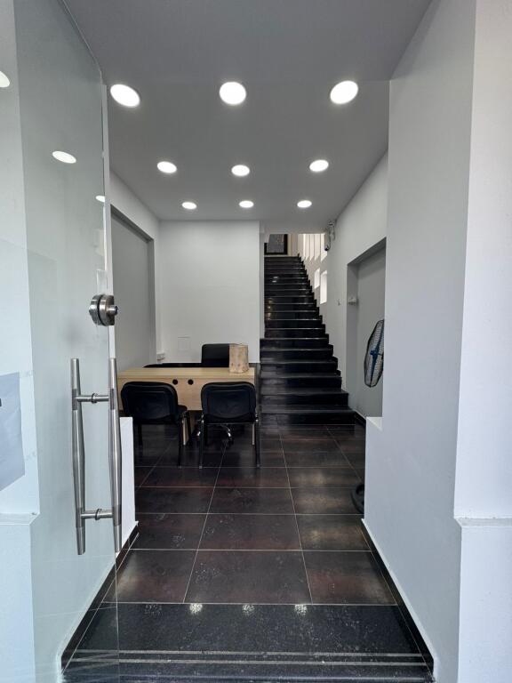 Jepet me qira rrethrrotullimi Zogut te dyqan 2 Kate buze rruge