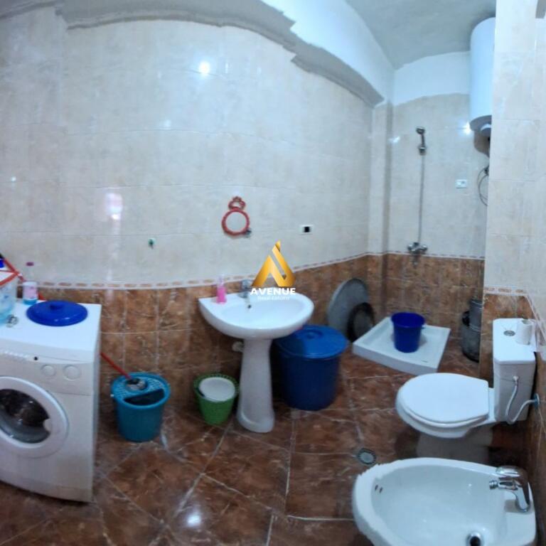 VENDESI APPARTAMENTO 1+1 CON BALCONE – VIA ELBASANI, VICINO ALLA FILIALE DEL TESORO, SCUOLA DI BALLO, TIRANA