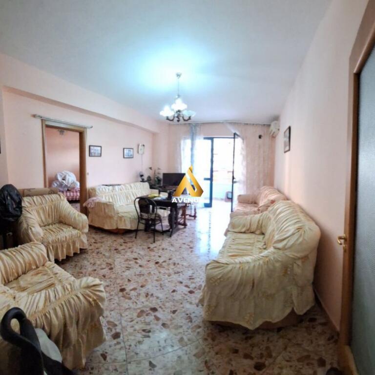 VENDESI APPARTAMENTO 1+1 CON BALCONE – VIA ELBASANI, VICINO ALLA FILIALE DEL TESORO, SCUOLA DI BALLO, TIRANA