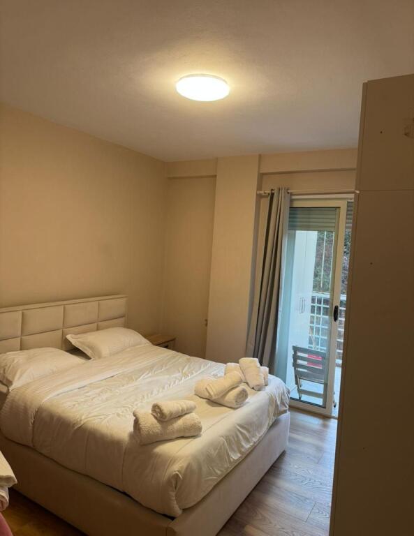 1+1,i mobiluar ,kompleksi Lim Em,rruga peti liqeni i thate,600 euro