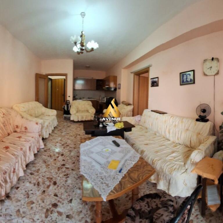 VENDESI APPARTAMENTO 1+1 CON BALCONE – VIA ELBASANI, VICINO ALLA FILIALE DEL TESORO, SCUOLA DI BALLO, TIRANA