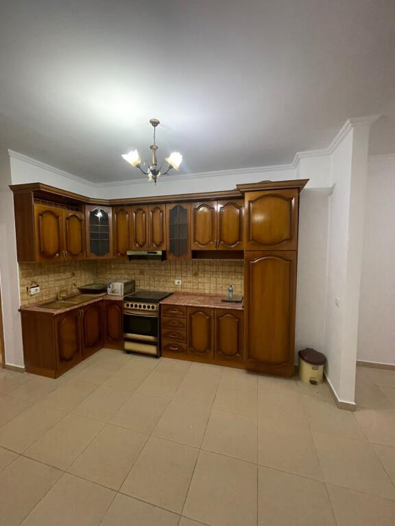 Appartamento 2+1+2+balcone in affitto, 650 euro, 3° piano, centro