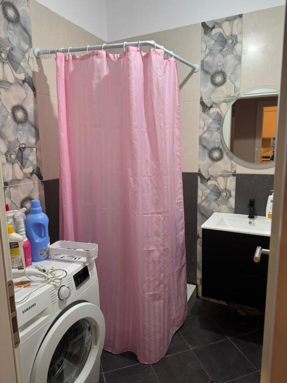 1+1,i mobiluar ,kompleksi Lim Em,rruga peti liqeni i thate,600 euro