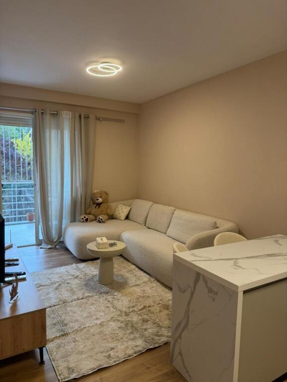 1+1,i mobiluar ,kompleksi Lim Em,rruga peti liqeni i thate,600 euro