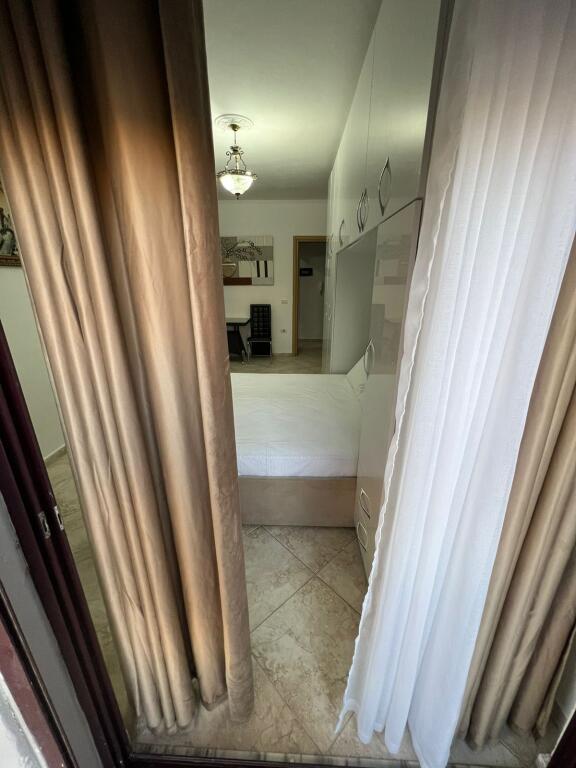 Rruga Barrikadave Jepet Garzoniere me Qera