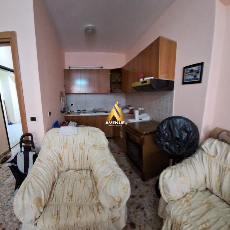 VENDESI APPARTAMENTO 1+1 CON BALCONE – VIA ELBASANI, VICINO ALLA FILIALE DEL TESORO, SCUOLA DI BALLO, TIRANA