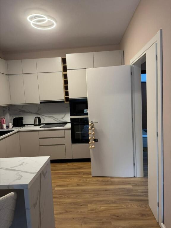 1+1,i mobiluar ,kompleksi Lim Em,rruga peti liqeni i thate,600 euro