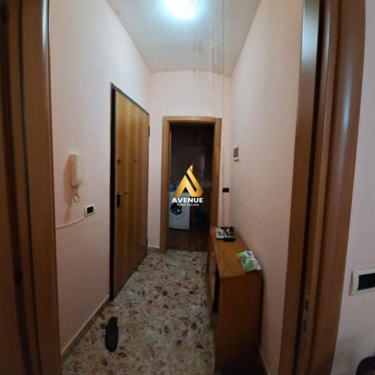 VENDESI APPARTAMENTO 1+1 CON BALCONE – VIA ELBASANI, VICINO ALLA FILIALE DEL TESORO, SCUOLA DI BALLO, TIRANA