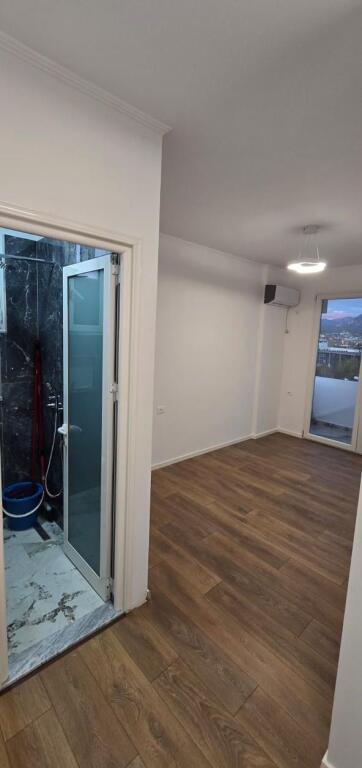 Shitet apartament 1+1,ish fusha e aviacionit