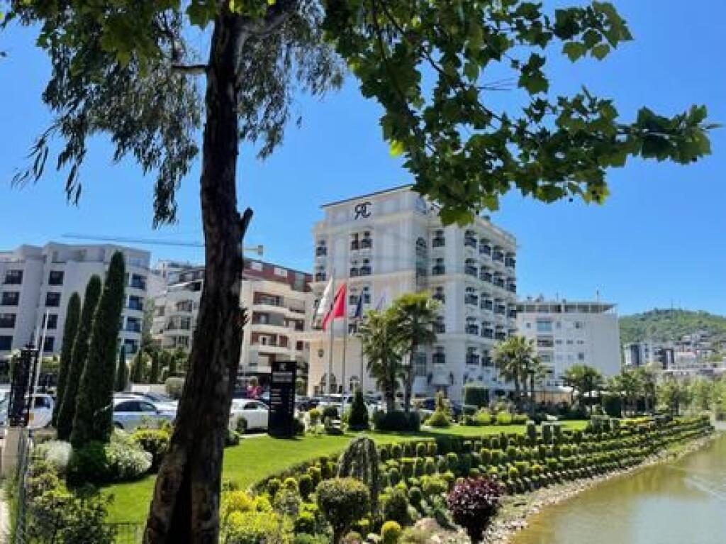 Apartment 2+1+2+2 parking spaces for sale at Dry Lake