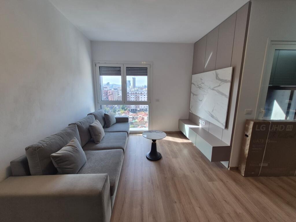 1+1,i mobiluar per here te pare,shkolle e kuqe qender,700 euro