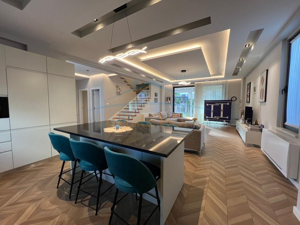 Shitet, Vilë individuale San Pietro Residence, Gjiri I Lalëzit.