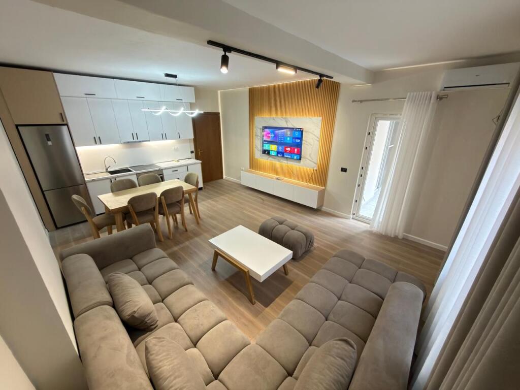 📣Vendesi appartamento 2+1+2 📍 Misto Mame, palazzi Çabej – Via Thoma Koxhaj 📐 101 m² | 2° piano con ascensore 📑 Con ipoteca – possibilità di acquisto con credito 🛋️ Completamente arredato, mai abitato prima 🌅 Orientamento Ovest 🌀 Corridoio distributore 🏠 Balcone che collega tutti gli ambienti 💶 Prezzo: 160 Milioni Leke 📞 Contatto: