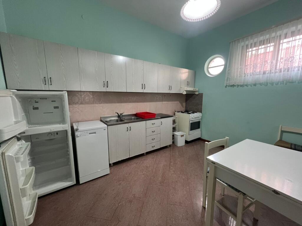 Jepet me qira apartament 1+1 tek zona 21 Dhjetori, përballë Vila 15.
