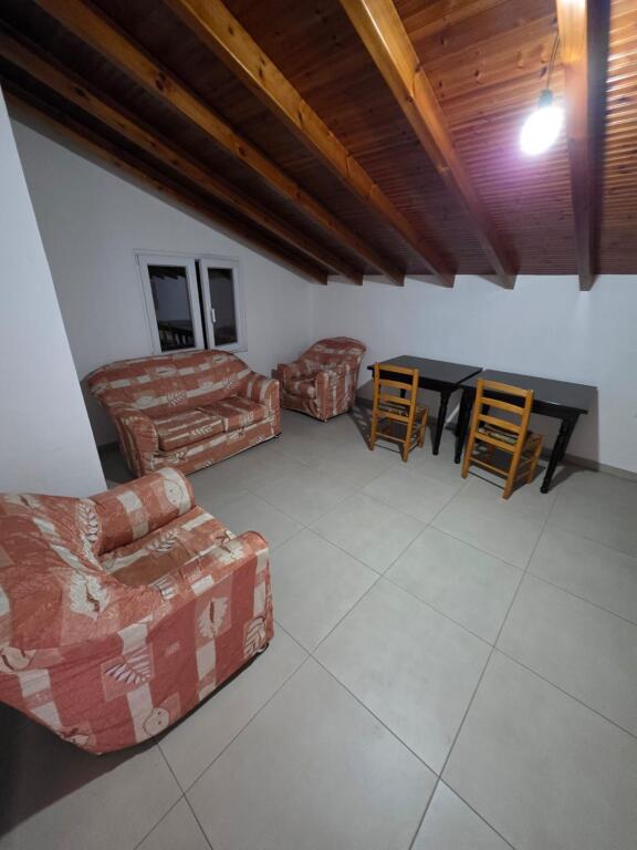 JEPET ME QERA 3+1 TEK BURGU DURRES