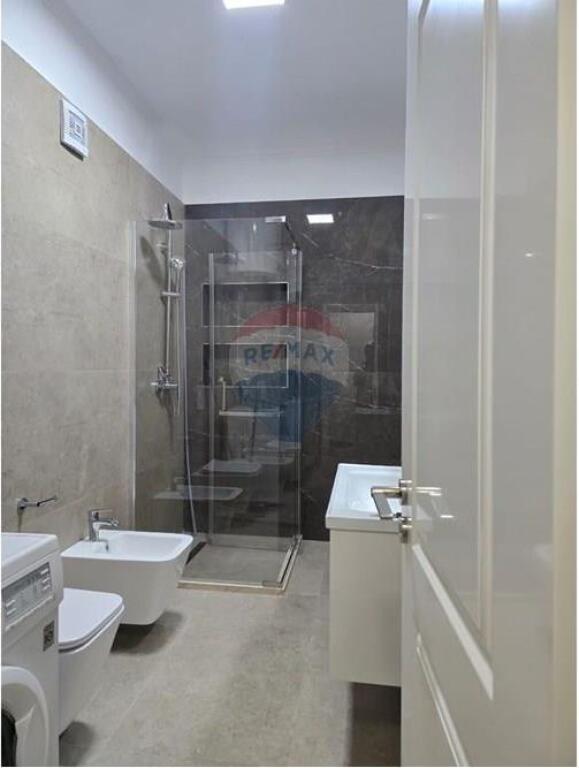 Qira/ 1+1 te Rruga e Kavajes