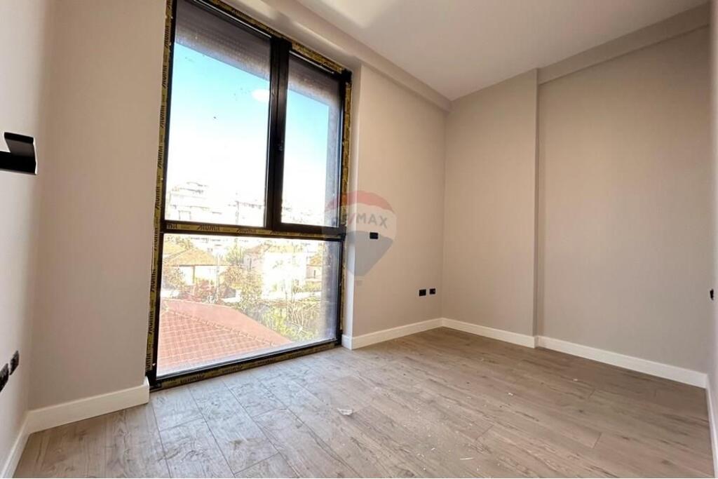 Ambjent zyre me qira prane Shkolles se Kuqe!