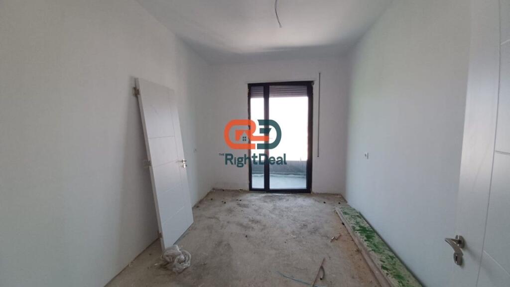 Tek 5 Maji, Shitet Apartament 2+1+2 Ne Ndertim Te Ri, Me Planimetri Te Rregullt!!!