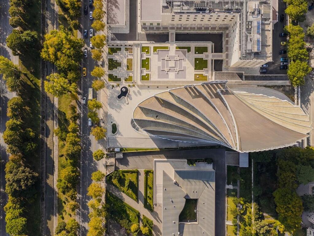 SHITET ZYRE SHITET ZYRE 515 M2 QENDER 3.200.000 EURO