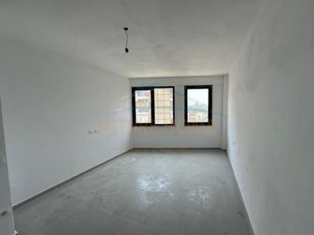 Shitet, Apartament 2+1+2, Unaza e Re, Tiranë.
