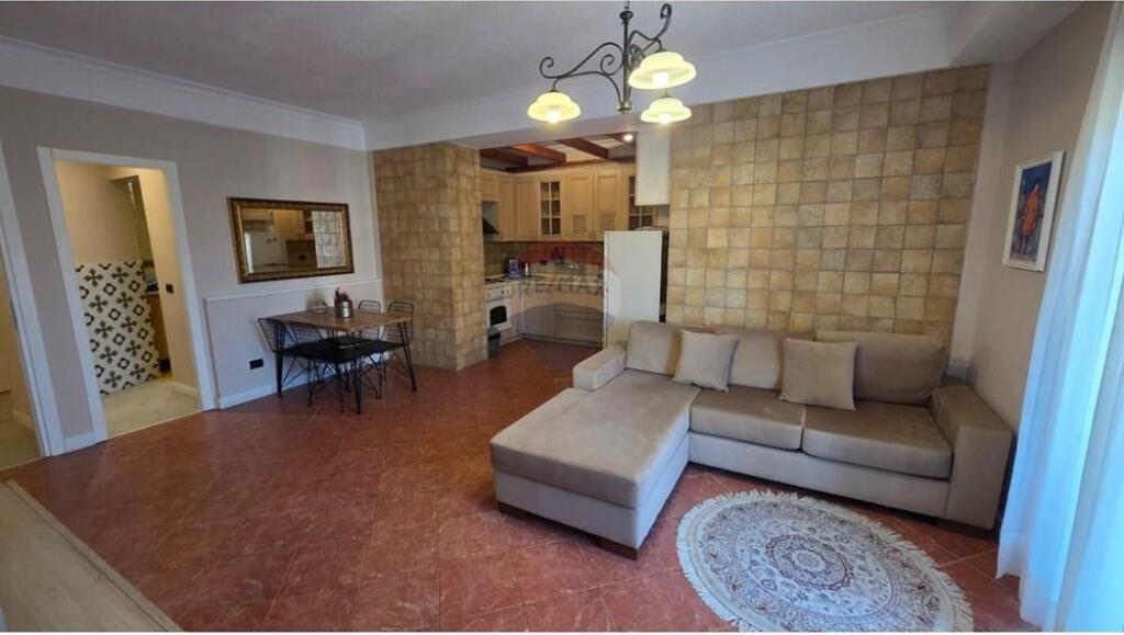 Vendesi in vendita 2+1+2 nel centro vicino ai 9 piani