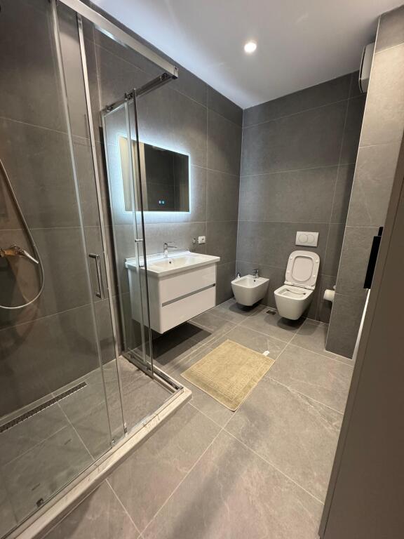 📣Affitto Appartamento 2+1📍Via Elbasani 🛣️Vicino alla Facoltà di Economia✨✨  🏢Nuova costruzione 🪜3° piano  🛋️Arredato  📐Superficie 102 m2 ☀️Orientamento Sud-Est 🔹Con 2 posti auto  💶Prezzo:1000€